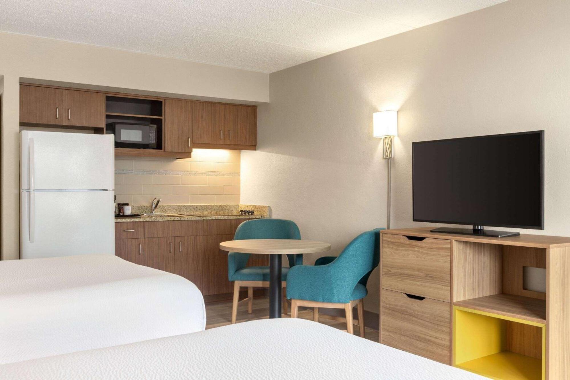 Days Inn By Wyndham Cocoa Beach Port Canaveral Exterior foto