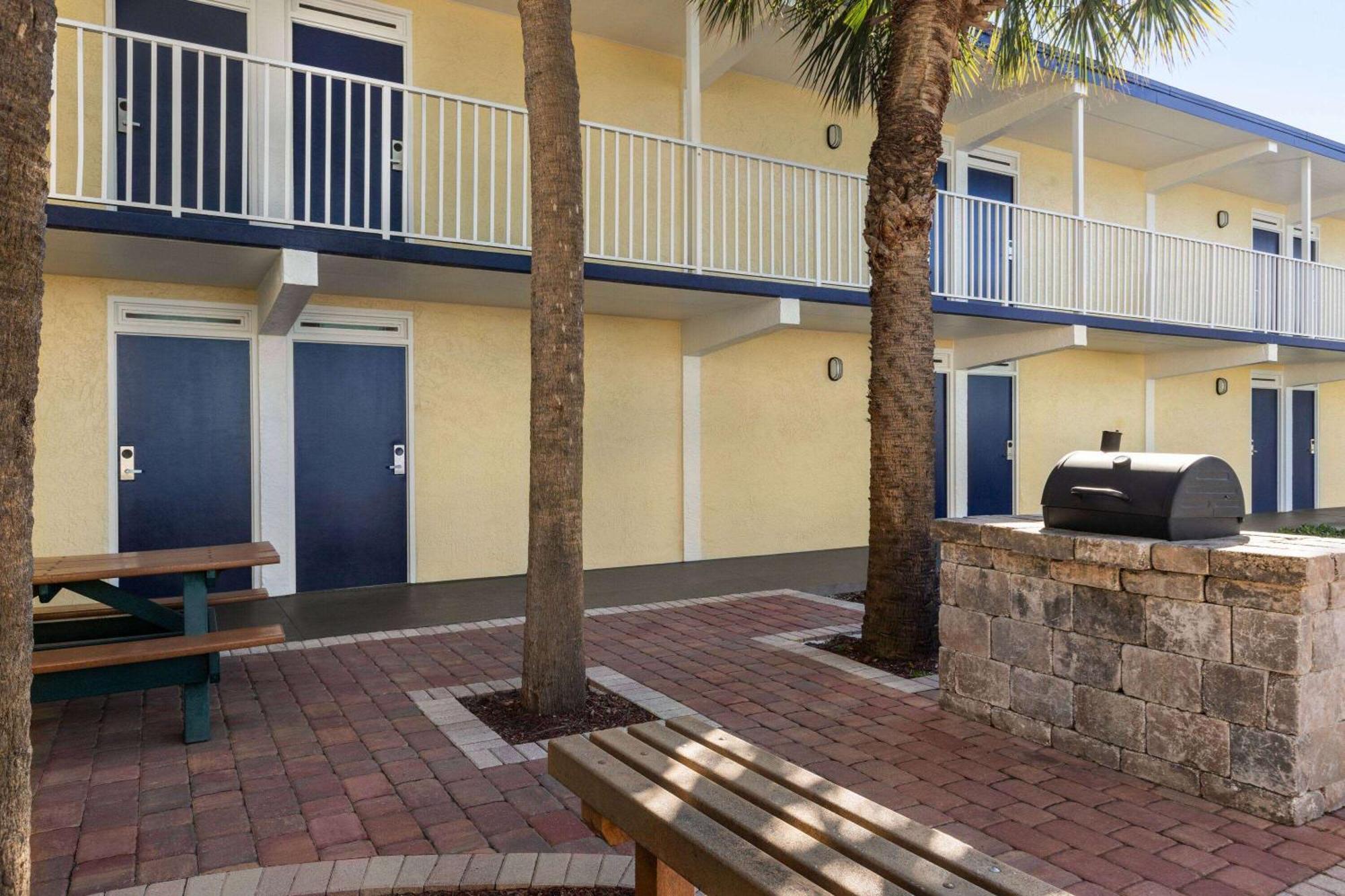 Days Inn By Wyndham Cocoa Beach Port Canaveral Exterior foto
